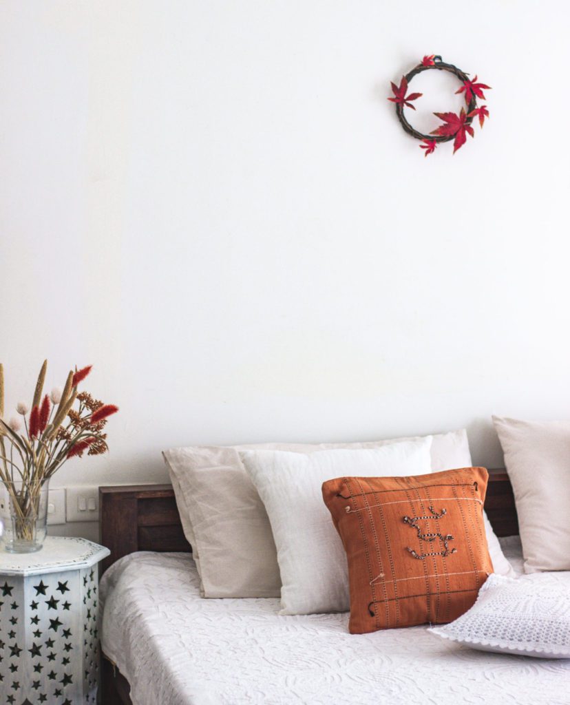 Decorating the bedroom for fall season
