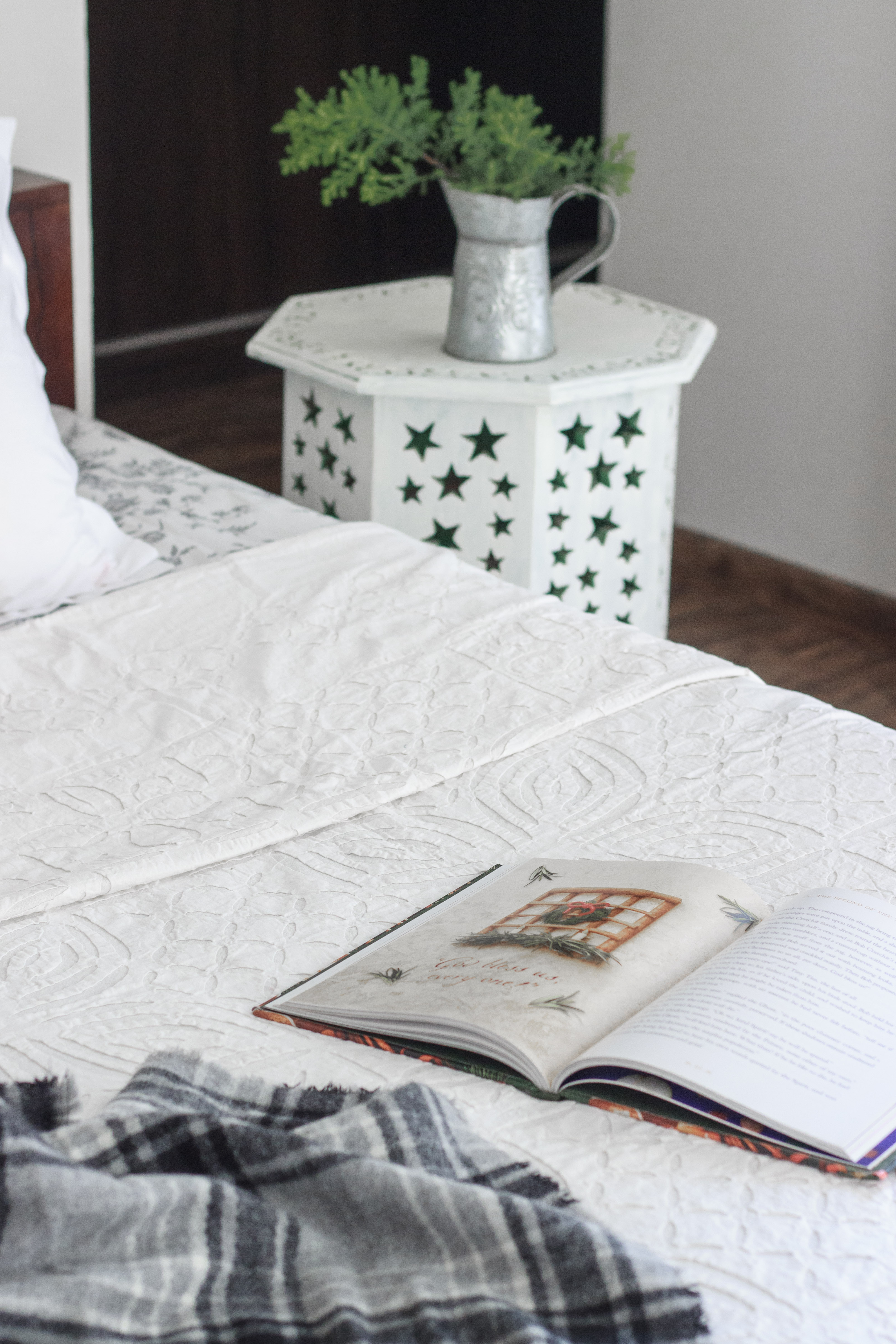 Simple Christmas touches to the Bedroom