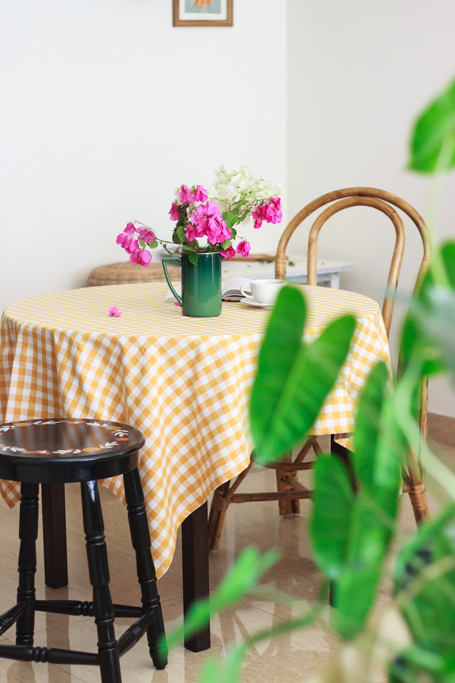 A dreamy little Dining Nook with round dining table